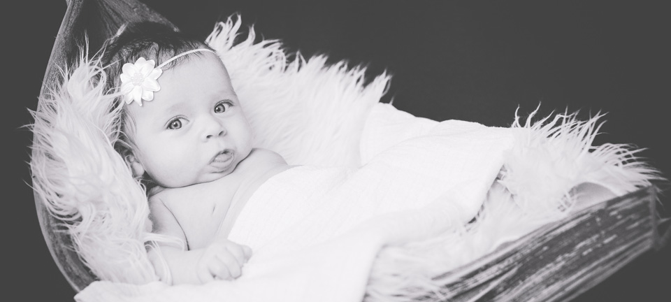 schwarz weiß Bild Neugeboren