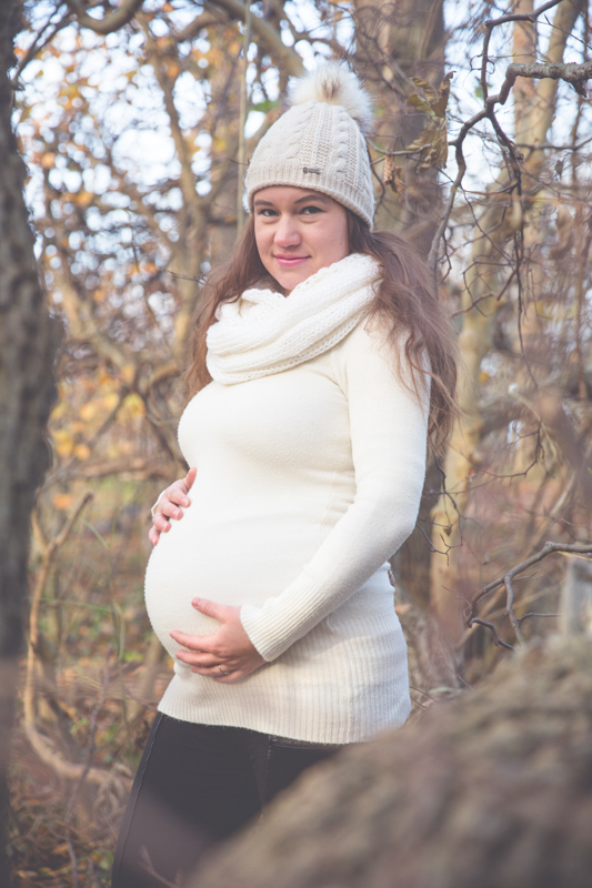 Schwangere beim Fotoshooting im Wald