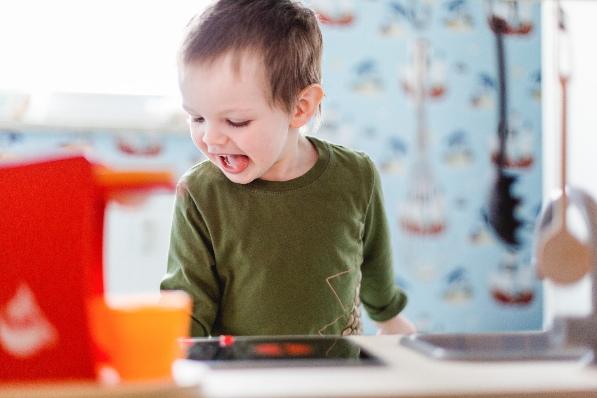 Foto eines Kindes beim Spielen an seiner Kinderküche.